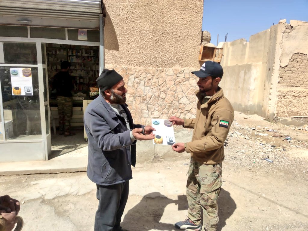 SyrianFree_Army's tweet photo. خطر الالغام ما زال قائماً.
تعمل دورياتنا بشكل مستمر على تحذير المدنيين من الاقتراب من حقول الالغام حفاظاً على ارواحهم.
حياتكم تهمنا. https://t.co/D5zlNQKYIy