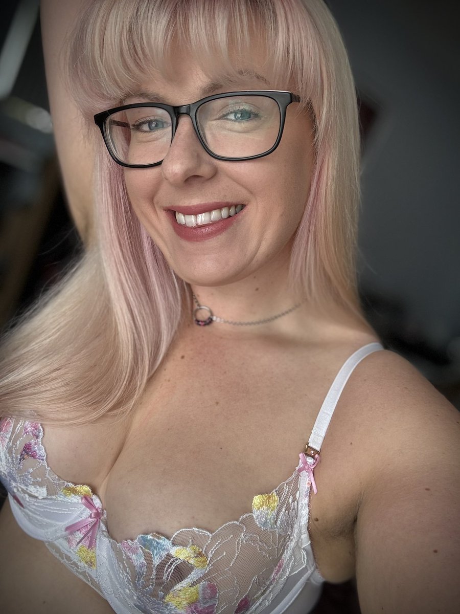 Sunday is here, and so is a little discount on my OF page, just for you to take a peek. Have a nice Sunday! 

onlyfans.com/lilyturtle