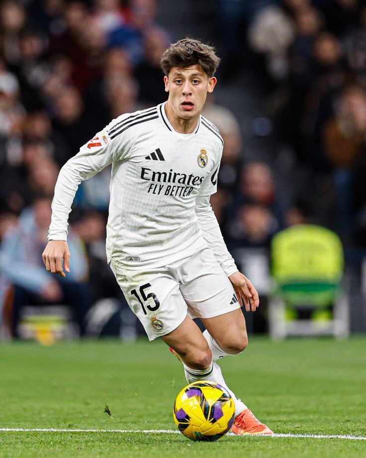 🇹🇷| POURQUOI Arda Guler n’est pas titulaire au Real Madrid ?! 🤯

Ce garçon est un génie du football, un crack, un joyau comme on en voit très peu...✨️

Il dribble, il a une technique sublime, des contrôles somptueux, une qualité de passe folle, guide le jeu de l’équipe, sens