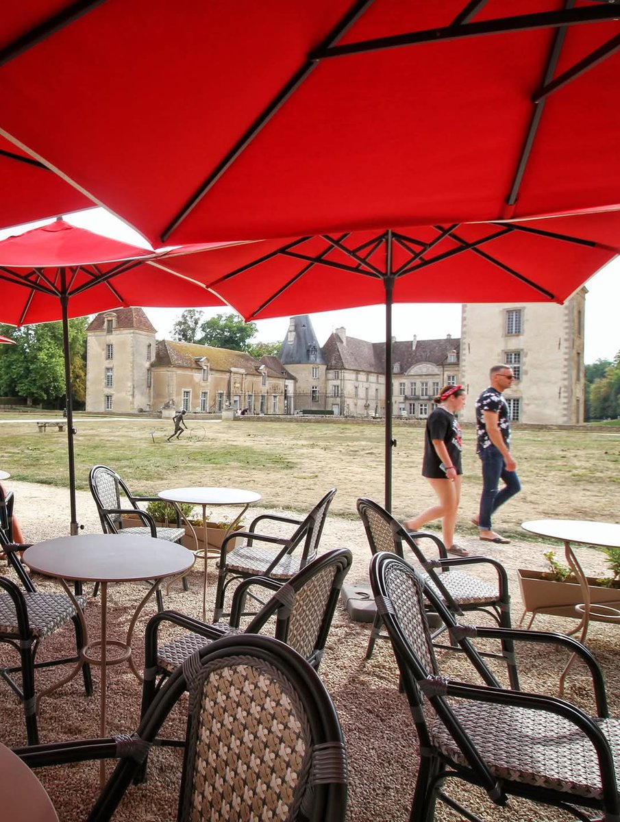 🔴 𝗣𝗥𝗘𝗡𝗗𝗥𝗘 𝗟𝗘 𝗧𝗘𝗠𝗣𝗦 🙏 | Il y a quelques jours, nous vous présentions la terrasse ! La voici de près ! 😉 

La semaine prochaine, le temps s'annonce radieux ! Nous vous accueillons pour un verre, un repas ou une gourmandise avec vue sur le château de Commarin ! ☀️