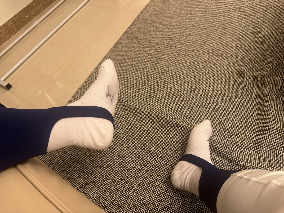 买的棒球服太多了，以至于能穿很久，堆一堆单独洗一桶了（
不赶紧洗了的话，狗就每天都会忍不住埋进去闻呢，太糟糕了（