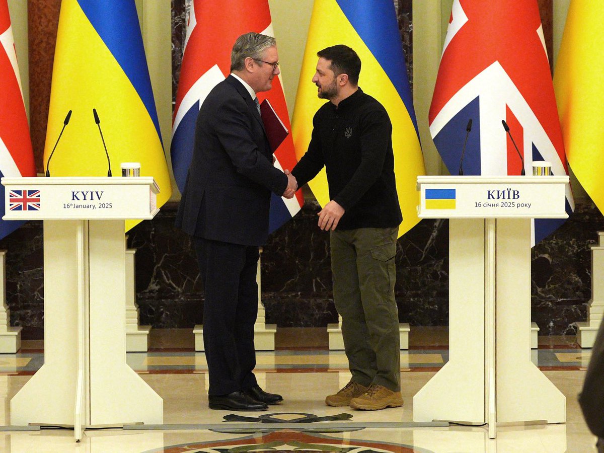 普京闪电战全面侵略乌克兰🇺🇦3年！

約翰遜說：烏克蘭挺住，援助馬上就到！

斯塔默說：不是烏克蘭挺住，是我們應該站出來！