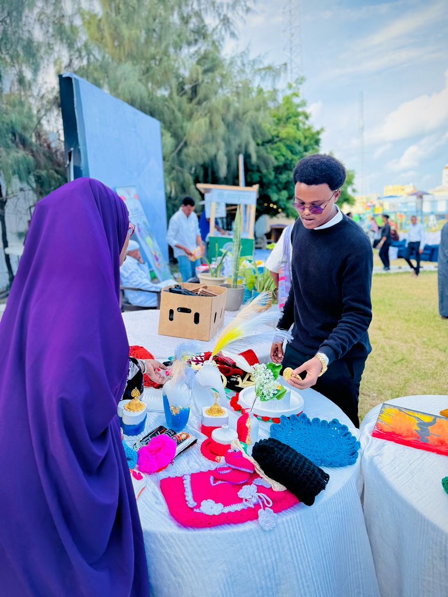 The Director General of <a href="/SomEnviroForum/">Somali Environmental Forum</a> , Mr. <a href="/updynajiib/">Abdinajib Hassan Dirie</a> and Forum members participated in the #PlasticFreeCampaignWeek organized by the <a href="/MoECC_Somalia/">Ministry of Environment & Climate Change 🇸🇴</a> and focused on raising awareness about reducing plastic usage
🌍♻️ #PlasticFree #Somalia