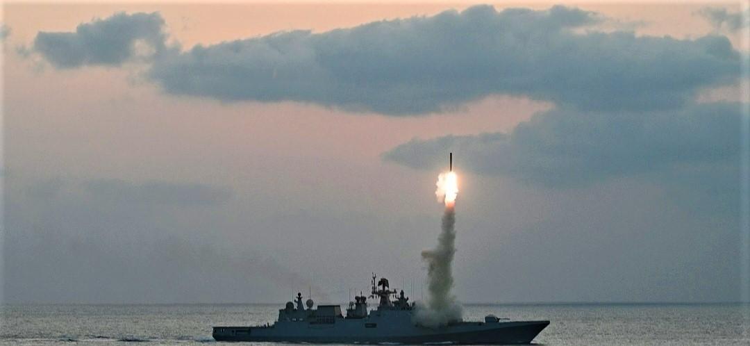 timesofindia's tweet photo. 'Combat ready': #IndianNavy test fires anti-ship missile in #ArabianSea

Details here 🔗https://t.co/w5KV6T3g8D https://t.co/LqyGPCZYEt