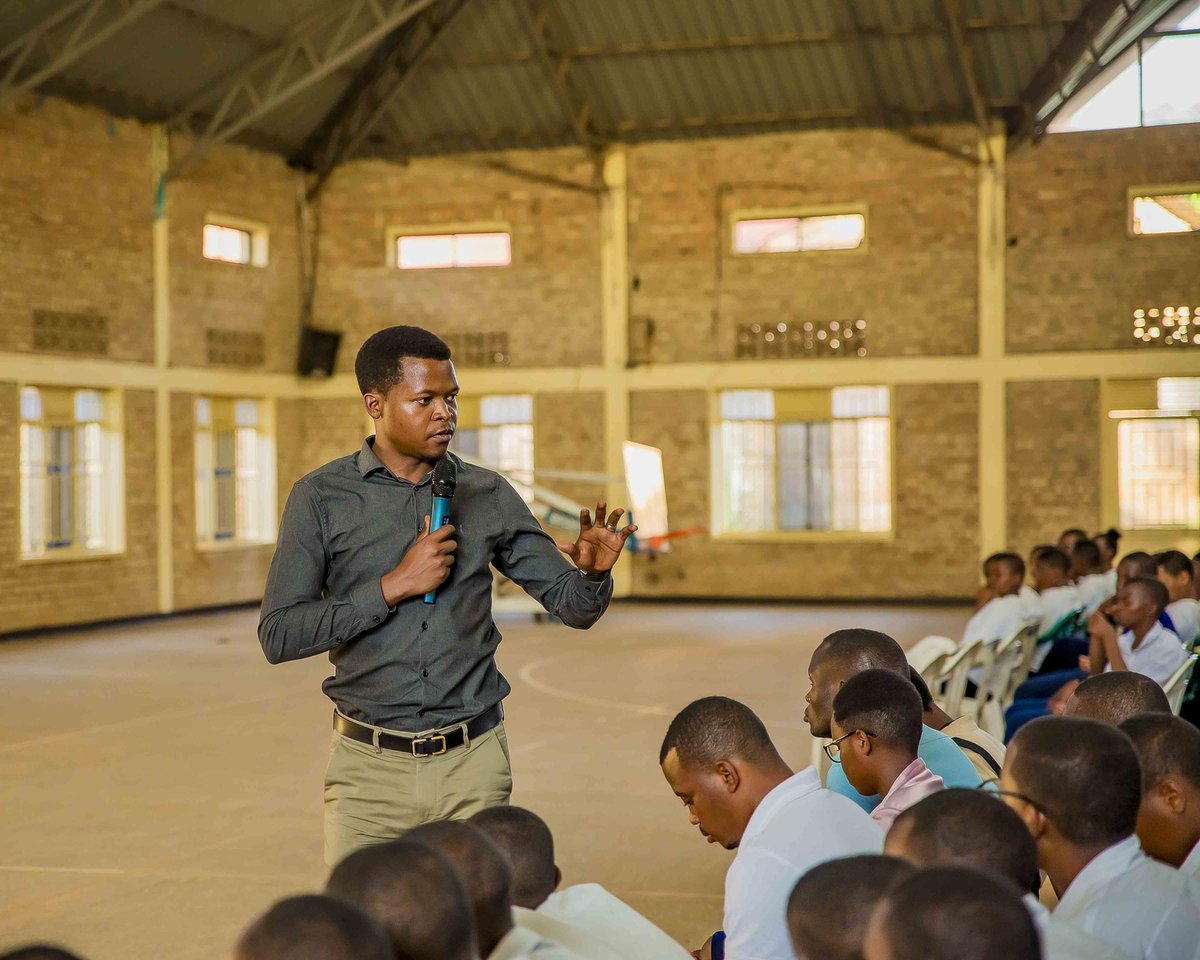 KwizeraDav43907's tweet image. The Director of the Health Unit at @RwamaganaDistr encouraged participants to live responsibly and take the lead in HIV responses, reminding them that the fight against HIV is everyone&apos;s concern.
#InformedGens
#BeyondTheTest #GetTestedStayHealthy
@KwizeraDav43907