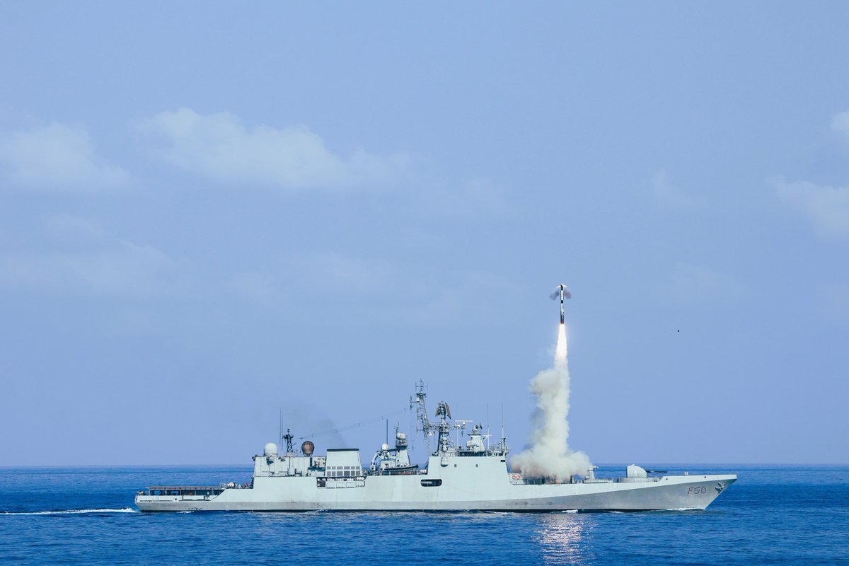 timesofindia's tweet photo. 'Combat ready': #IndianNavy test fires anti-ship missile in #ArabianSea

Details here 🔗https://t.co/w5KV6T3g8D https://t.co/LqyGPCZYEt