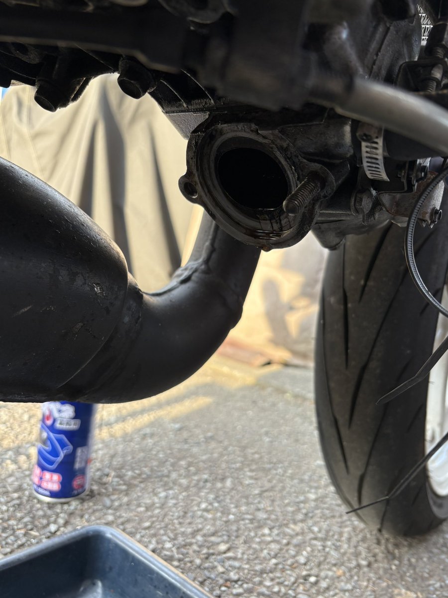 bori_0622mc21's tweet photo. NSRのセンターシール抜けテストしました...。

1時間ほど待って何度もキックしたらポツポツと出てきた程度なんだけど、これは抜けてるというより抜けかけてるという方が正しいのかな？ https://t.co/nqoVULmEAX