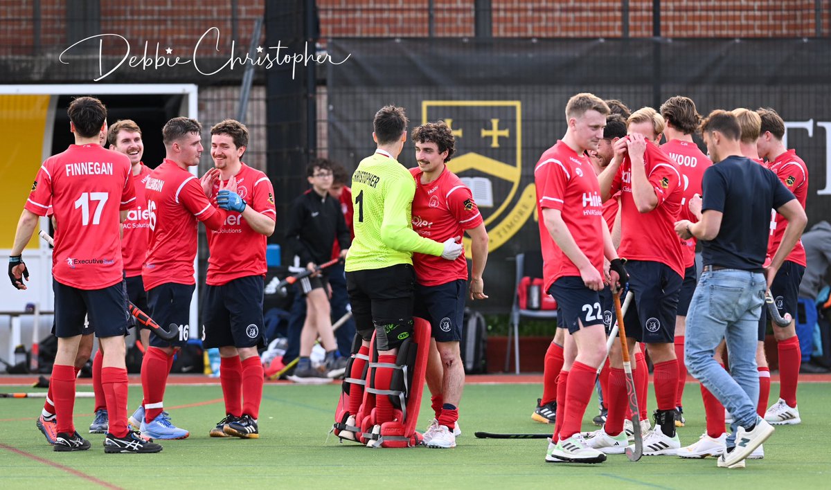 debbiechris33's tweet photo. After a feisty display of hockey, @oxted win 3-2 to take them through to the Prem finals for the first time. @EnglandHockey @TheHockeyPaper @hockeyWrldNws #hockeyfamily https://t.co/UPtbNKs07C