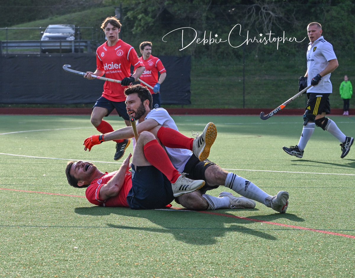 debbiechris33's tweet photo. After a feisty display of hockey, @oxted win 3-2 to take them through to the Prem finals for the first time. @EnglandHockey @TheHockeyPaper @hockeyWrldNws #hockeyfamily https://t.co/UPtbNKs07C