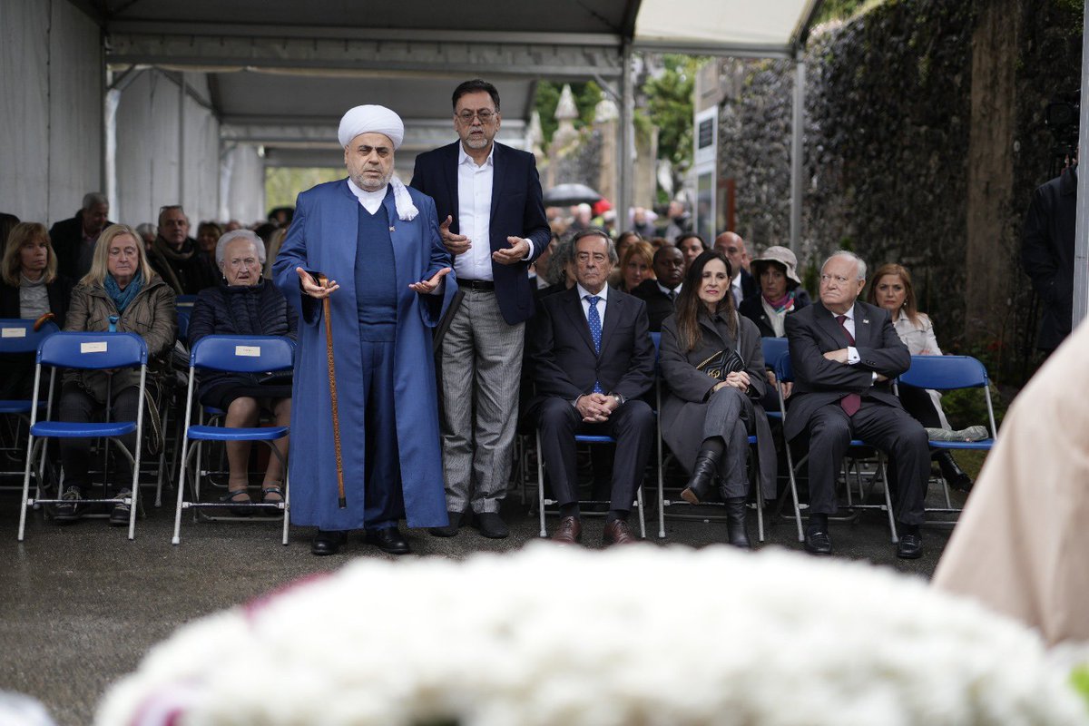 💐 A moment of interfaith harmony in Gernika 🇪🇸: His Virtue Pashazadeh, Grand Mufti of the Caucasus &amp; Chairman of the Caucasus Muslims’ Board, honored the victims of the 1937 bombing by laying a wreath inscribed, “From the people of Azerbaijan🇦🇿.” #CallForPeaceGernika 🕊️