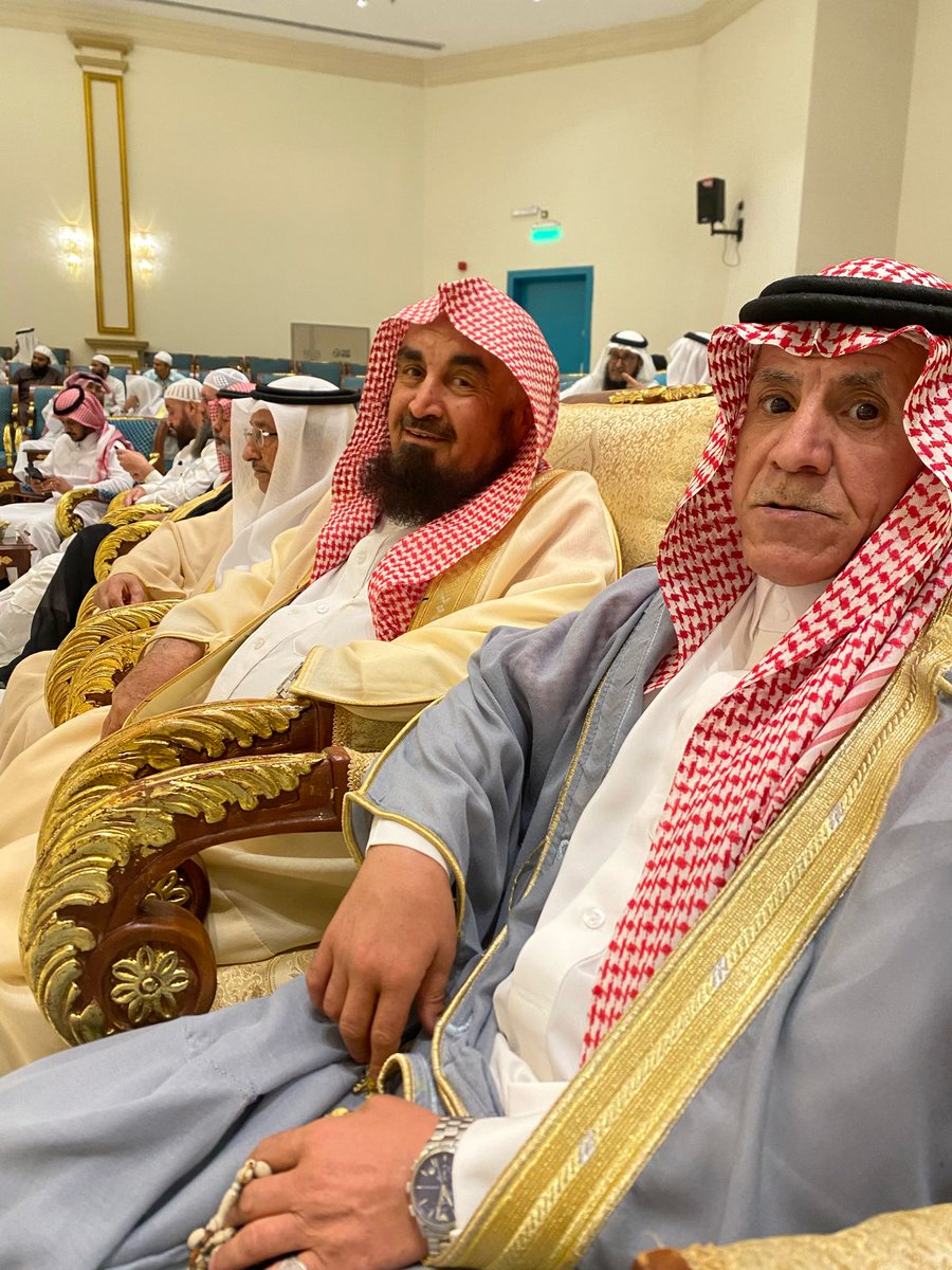 عن يميني فضيلة الشيخ عبدالعزيز بن صالح الحميد رئيس محاكم منطقة تبوك سابقا وعضو المحكمة العلياء بالرياض في احدى المناسبات العامه في قاعة التركواز الكبرى للاحتفلات بمنطقة تبوك...