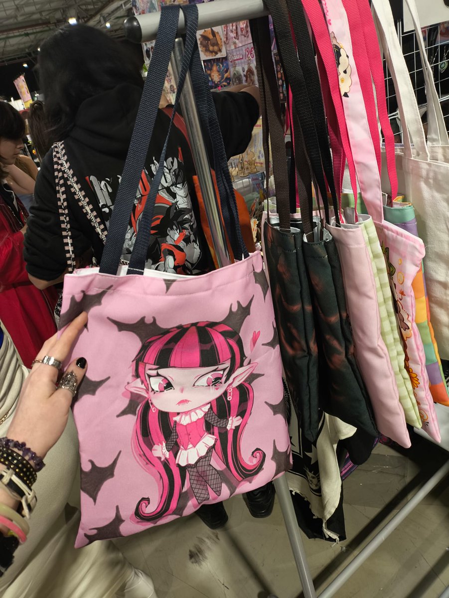 Aquí estamos en el NC79 junto a la mejor compi <a href="/Wivimon/">Wivi.eve 🌸🌿</a> ❤️‍🔥
Venid a la #japanweekend de Alicante a visitarnos!!
Estoy en un #stamprally de Monster high y otro de baldur's Gate 3 
#monsterhigh #merch #fanart #bg3