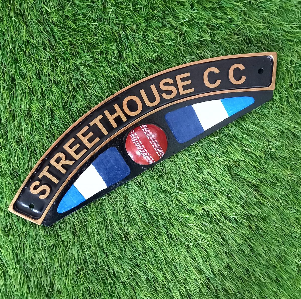 SignsFootball's tweet image. We’re really proud to sponsor Alex and @CcStreethouse for the 2025 season ! 
Check our new website football-loco-signs.co.uk