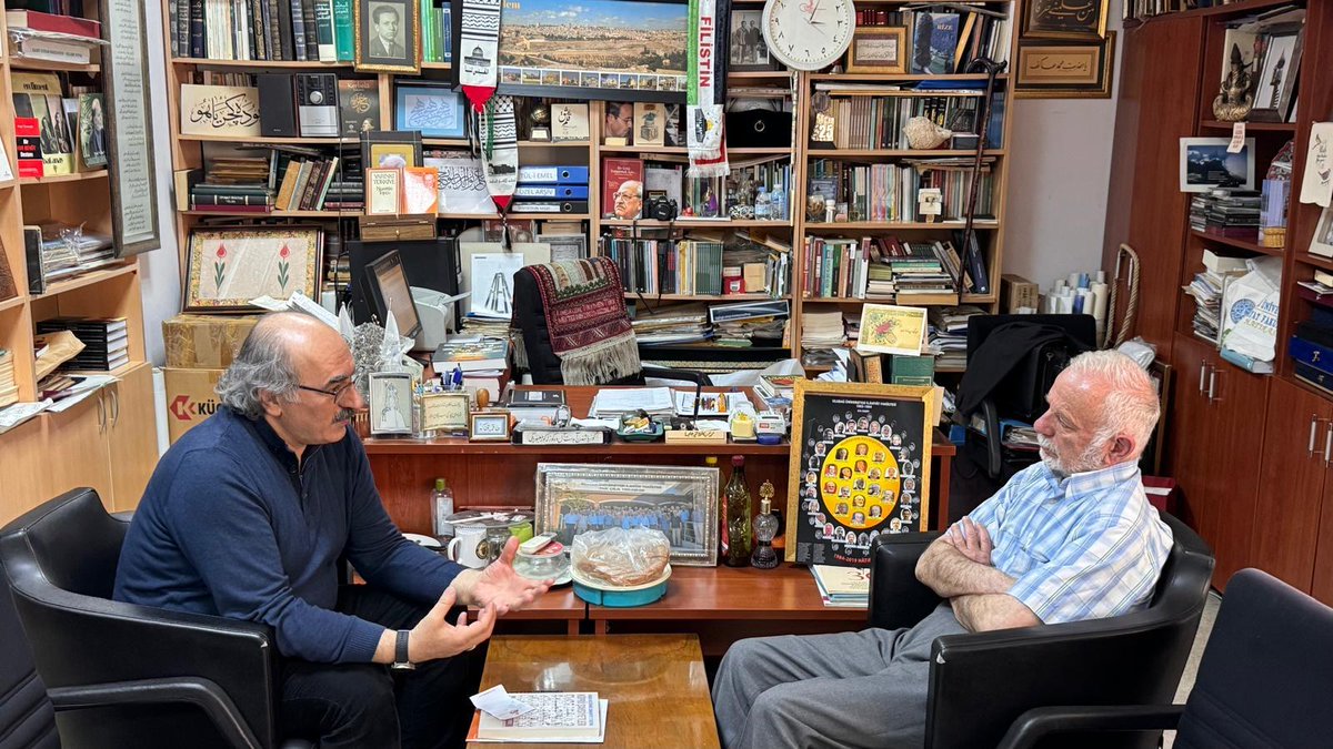 Mehmet Nezir Gül'ün yazdığı Mustafa Kara Hocamız ile Babalar ve Oğullar... "Kutuz Hoca Öğleye Kadar Demircilik Yapar, Sonra Ders Okuturdu." yayında...