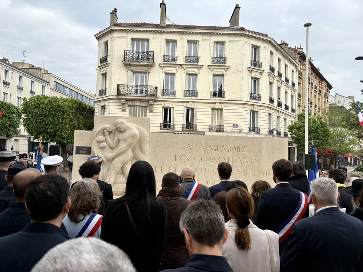 Les socialistes isseens étaient présents ce matin aux commémorations en hommage aux victimes et héros de la déportation dans les camps de concentration et d’extermination nazis. 

Ne jamais oublier. #devoirdememoire