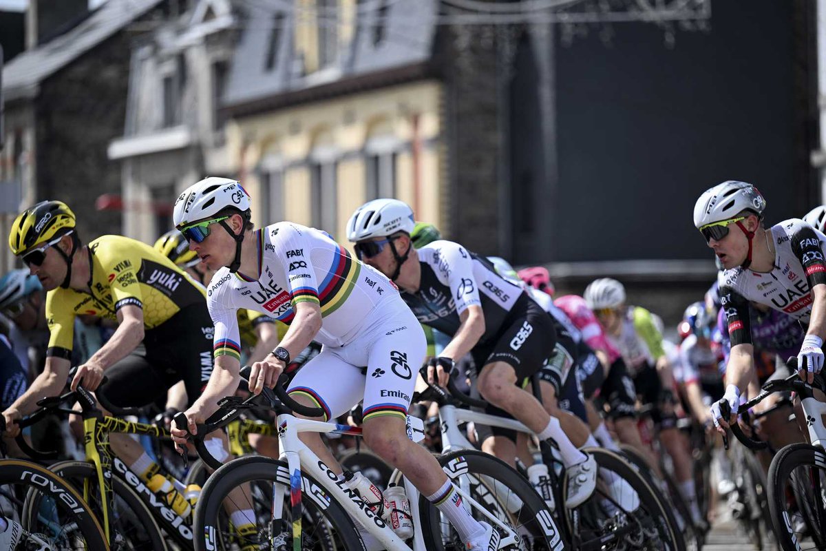 🏁 50 km 

🎢 Ausreißer eingeholt. Das Feld mit allen Favoriten kommt zu den entscheidenden Anstiegen des Tages. 

#LBL