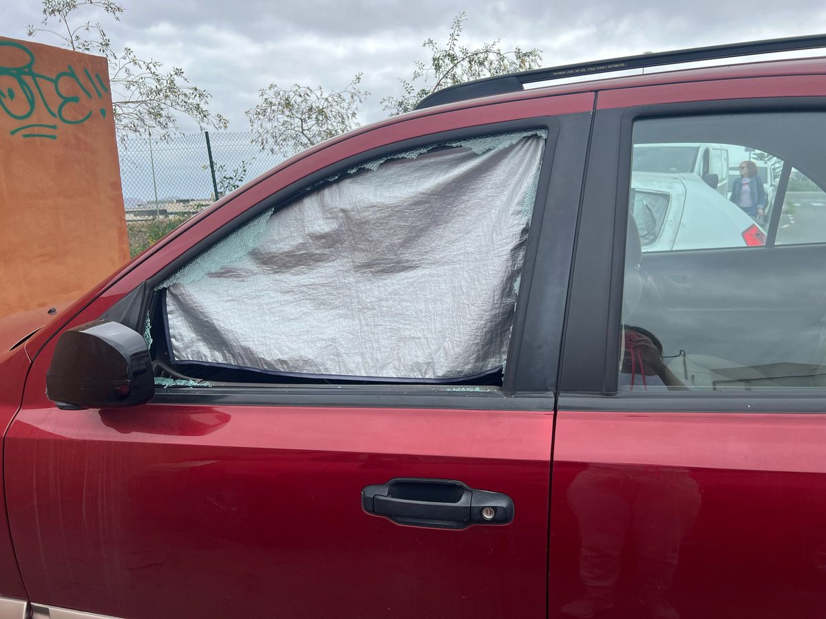 Almatriche_bajo (@almatrichebajo) on Twitter photo 🔴 Por la falta de alumbrado en la c/Juan Hidalgo de <a href="/AlmatricheBajo/">Almatriche_bajo</a> rompen y roban tres coches. Gracias a <a href="/CarolinaDarias/">Carolina Darias</a> y su <a href="/aytolpgc/">Ayuntamiento de Las Palmas de Gran Canaria</a> , de <a href="/D_Tamaraceite/">Distrito Tamaraceite San Lorenzo Tenoya</a> de <a href="/Josuio/">Josué Íñiguez Ollero 🌹</a> y de la <a href="/PoliciaLPA/">Policía Local LPA</a> por el abandono que sufrimos sistemáticamente. 🔴 Por la falta de alumbrado en la c/Juan Hidalgo de <a href="/AlmatricheBajo/">Almatriche_bajo</a> rompen y roban tres coches. Gracias a <a href="/CarolinaDarias/">Carolina Darias</a> y su <a href="/aytolpgc/">Ayuntamiento de Las Palmas de Gran Canaria</a> , de <a href="/D_Tamaraceite/">Distrito Tamaraceite San Lorenzo Tenoya</a> de <a href="/Josuio/">Josué Íñiguez Ollero 🌹</a> y de la <a href="/PoliciaLPA/">Policía Local LPA</a> por el abandono que sufrimos sistemáticamente.