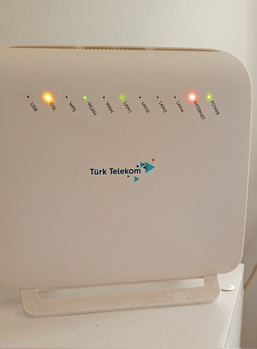berceste_0626's tweet photo. Son 75 gün. Yıllar sonra @TTDestek @TurkTelekom @umitonaltr  ile vedalaşma zamanı maalesef. Son 15 gündür internetim 10 saniyede bir kopuyor. Ne internet var ne de Tivibu. Aklı olan tv yi internete bağlamaz. Yaşasın eski usul çanak anten. Olmayan  hizmete para vermeye son. https://t.co/nzEnrFVT5T