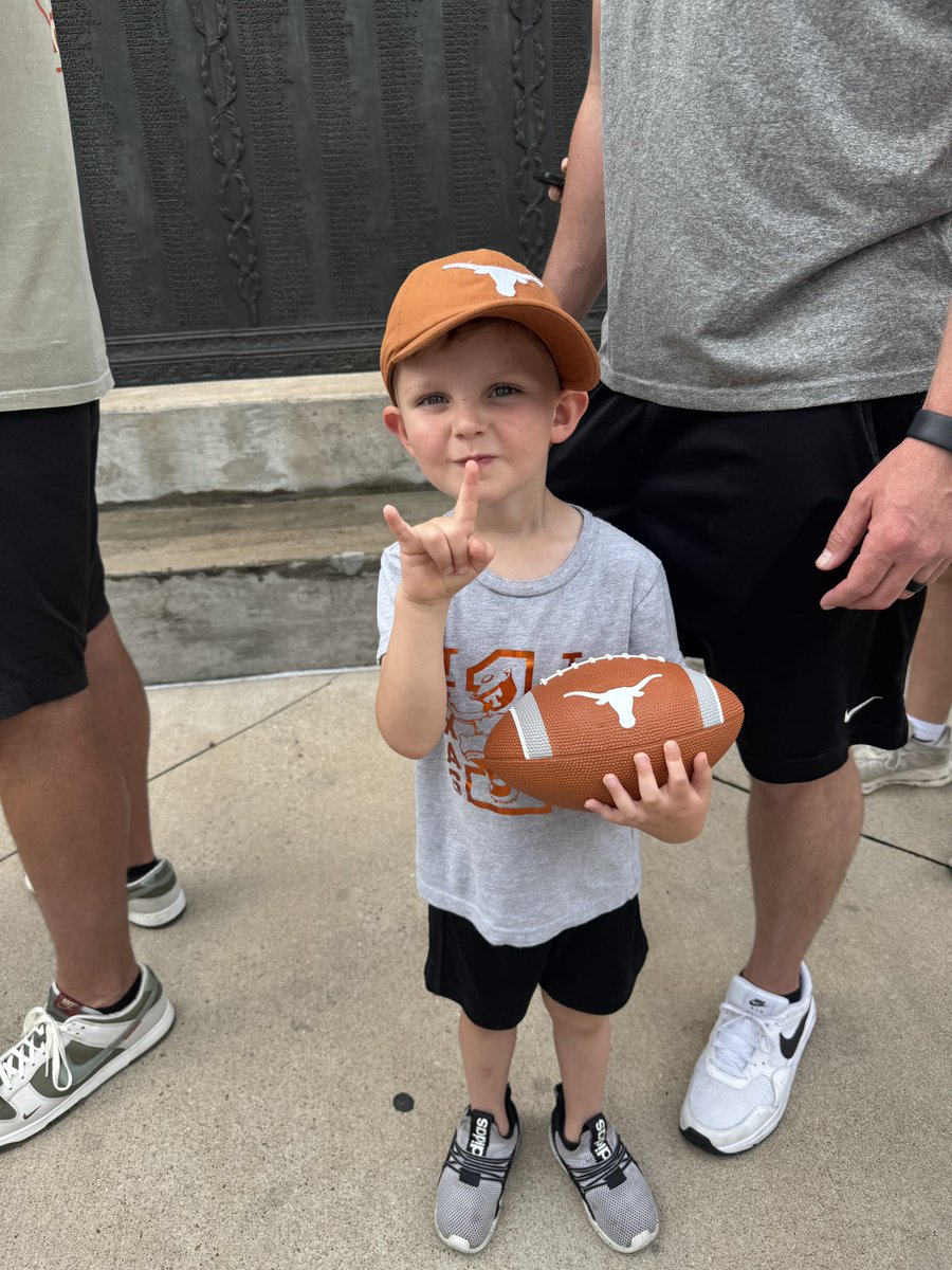 TannerLHolcomb1's tweet photo. Texas Fan Day yesterday! I was fortunate enough to see two former Cadets! @ConnallyCadets #Texas https://t.co/q8PkSRpFxZ