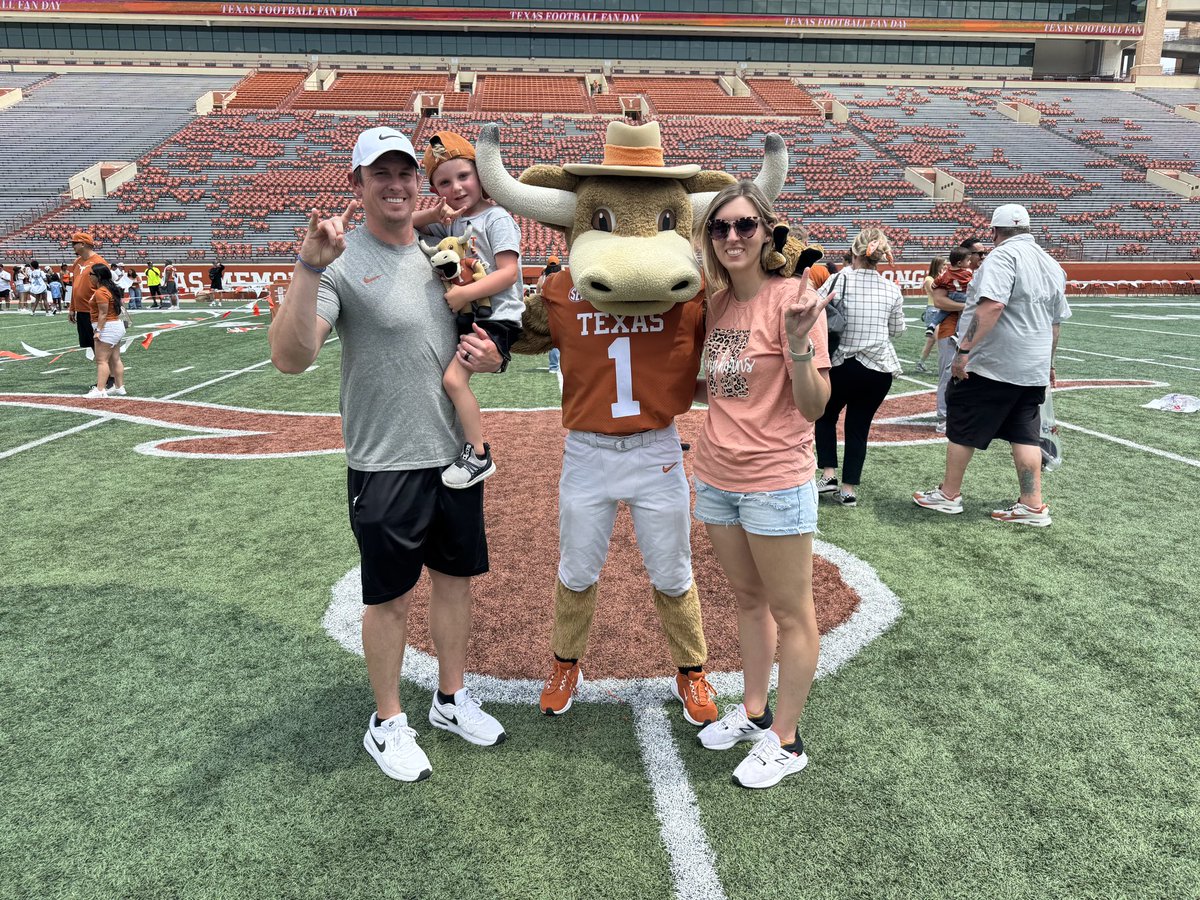 TannerLHolcomb1's tweet photo. Texas Fan Day yesterday! I was fortunate enough to see two former Cadets! @ConnallyCadets #Texas https://t.co/q8PkSRpFxZ