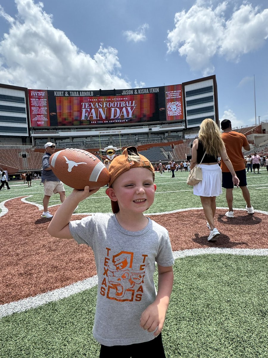 TannerLHolcomb1's tweet photo. Texas Fan Day yesterday! I was fortunate enough to see two former Cadets! @ConnallyCadets #Texas https://t.co/q8PkSRpFxZ