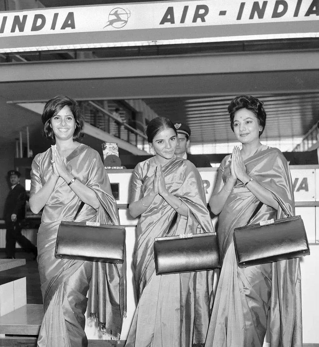kothari_sunit's tweet photo. A nostalgic journey….The 3 flight attendants, Ms. Rita Roy, Mrs. Hemmady &amp; Mrs. Joan Desai, from Air India, served US First Lady Jacqueline Kennedy, during her flight from Italy to India, at Rome's airport in March, 1962…graceful ladies, epitome of Indian culture &amp; hospitality https://t.co/xxEu9ltnZE