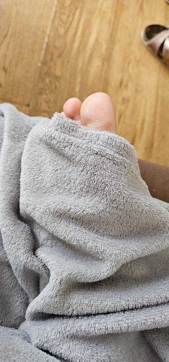 ElkeSims871's tweet photo. It's a shy toe

Wait for the next post!

#feet #Füße #fußcontent #toes #zehen #shy 

@Feet_Shoutout @shoutout_io @SHOUTOIT @fans_shoutout https://t.co/Wsn4PtHVvY