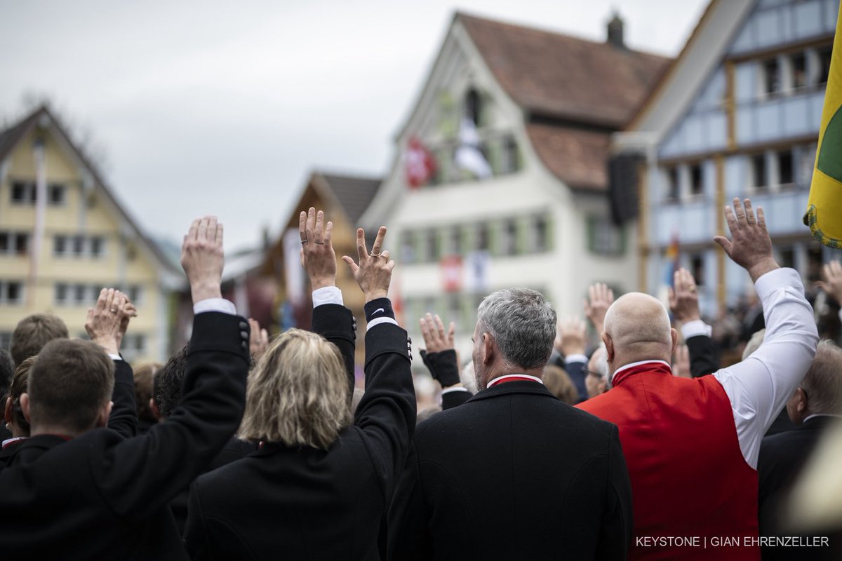 beat_jans's tweet image. Der Besuch an der Innerrhoder #Landsgemeinde in #Appenzell hat mich bewegt und fasziniert. Im «Ring» ist Demokratie unmittelbar und konkret – Diskussionen dürfen in der Sache hart sein, aber nie unversöhnlich. Herzlichen Dank für die Einladung und die spannenden Einblicke.