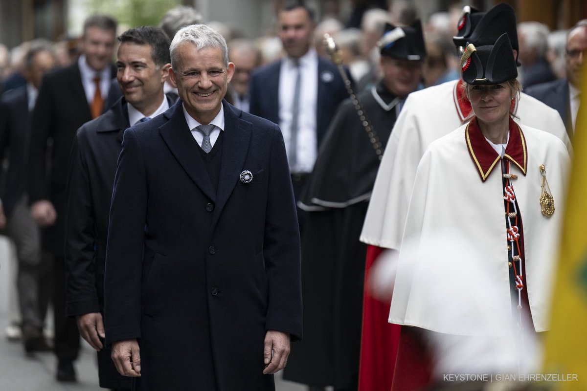 beat_jans's tweet image. Der Besuch an der Innerrhoder #Landsgemeinde in #Appenzell hat mich bewegt und fasziniert. Im «Ring» ist Demokratie unmittelbar und konkret – Diskussionen dürfen in der Sache hart sein, aber nie unversöhnlich. Herzlichen Dank für die Einladung und die spannenden Einblicke.