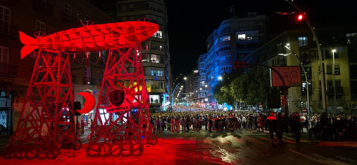 Siempre he pensado que nuestras fiestas son un homenaje a la generosidad de los murcianos.

Por eso el nazareno te da caramelos; el huertano, productos de nuestra Huerta; te entregan flores tras la Batalla y te llenan de juguetes los sardineros.