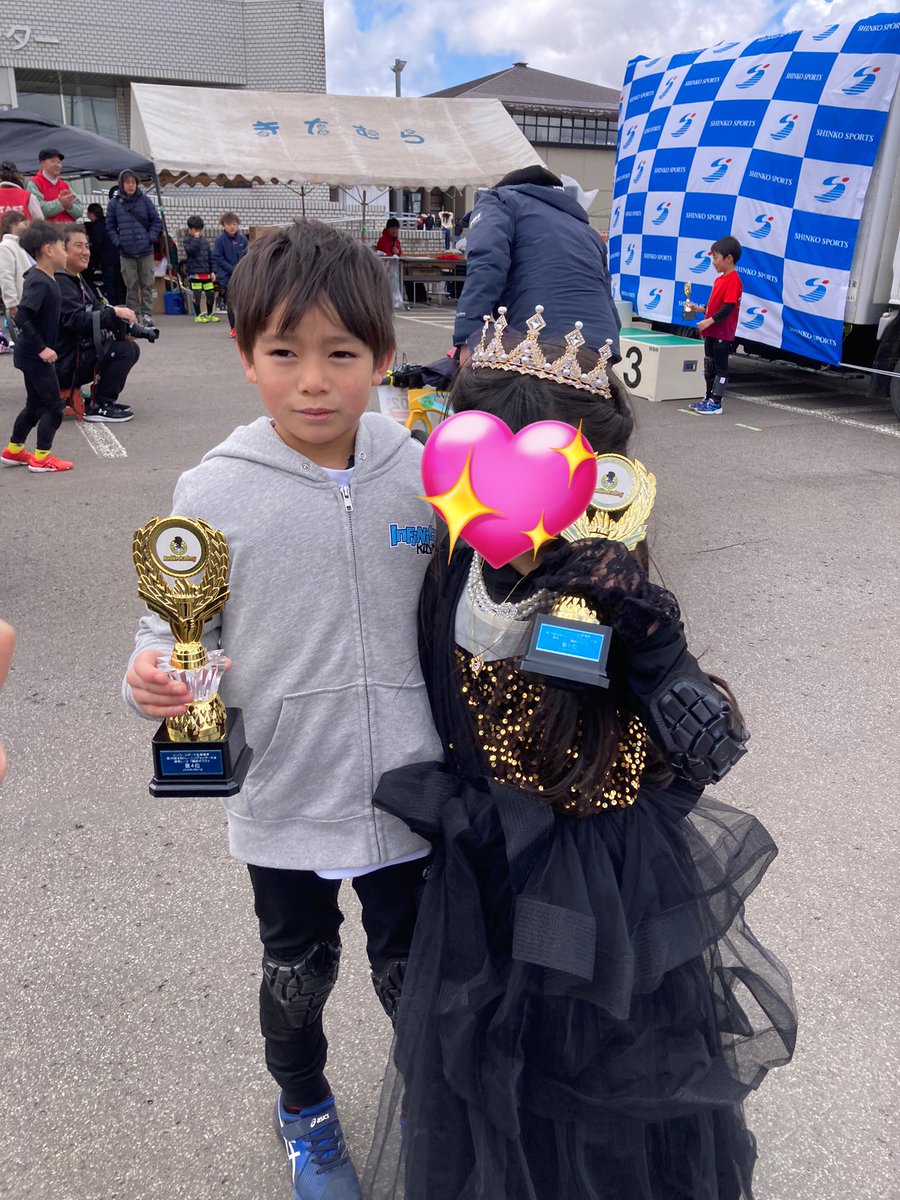兄貴4位
全国で戦ってるこの中に入って頑張ってたからまぁよし
転ばなかったら表彰台だったねー

東京でキッズモデルやってる可愛い子と
写真で緊張してるやつ