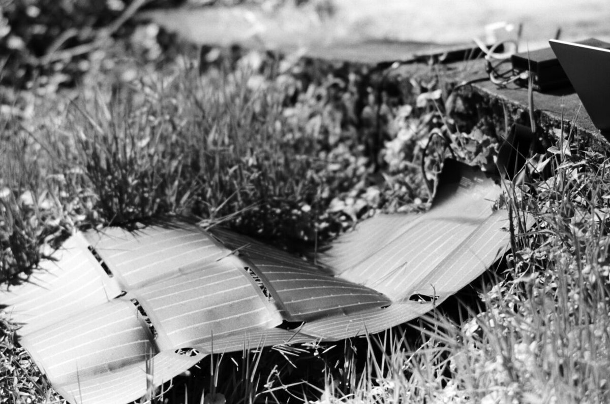 Don't have an ideal place to set up a solar panel? No problem! The smart power routing in this Model UL maximises the power you get, even if the panel is set up in a "less than optimal" way... which is to say, all jumbled up!