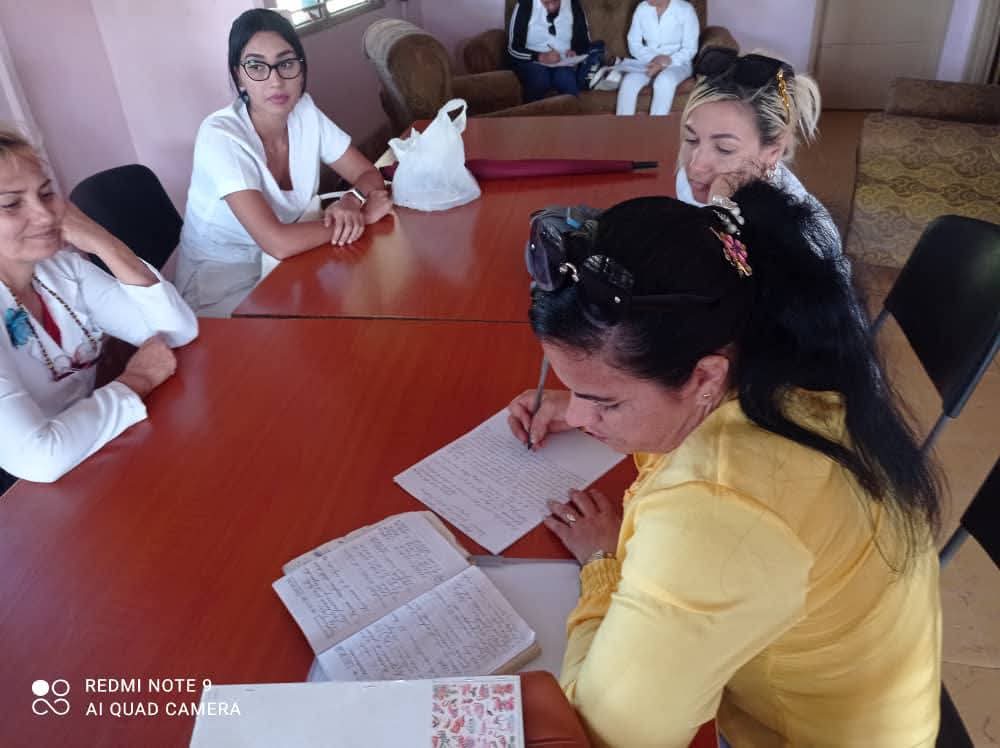 DraMarisol9564's tweet photo. Policlinico 8 Noviembre ,recibe visita integral de la DGS ,con la participación de los integrantes del curso para cuadros ,encuentro fructifero que nos permitirá adoptar nuevas medidas para lograr atención con calidad ,#CubaPorLaSalud, #HonorHolguinero https://t.co/N4b4drZRbP