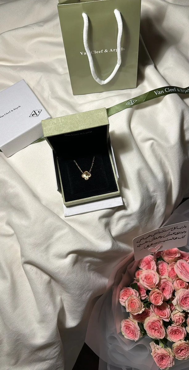 السلسال الي يكون على رقبتك من شخص تحبينه يصير عضو من اعضاء جسمك 🥺❤️.