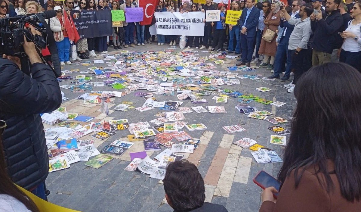 B (@bipskdnm) on Twitter photo Biz sadece hakkımız olanı istemiştik fazlasını değil. Emeklerimizi görmezden geldiniz, hakkımız olanı vermiyorsunuz!
<a href="/memetsimsek/">Mehmet Simsek</a> <a href="/RTErdogan/">Recep Tayyip Erdoğan</a> <a href="/_cevdetyilmaz/">Cevdet Yılmaz</a> <a href="/yilmaznazif/">Nazif Yılmaz</a> <a href="/HMBakanligi/">T.C. Hazine ve Maliye Bakanlığı</a> <a href="/Yusuf__Tekin/">Yusuf Tekin</a> <a href="/tcmeb/">Millî Eğitim Bakanlığı</a>
#ÖğretmenUlustaEkAtamaNerede Biz sadece hakkımız olanı istemiştik fazlasını değil. Emeklerimizi görmezden geldiniz, hakkımız olanı vermiyorsunuz!
<a href="/memetsimsek/">Mehmet Simsek</a> <a href="/RTErdogan/">Recep Tayyip Erdoğan</a> <a href="/_cevdetyilmaz/">Cevdet Yılmaz</a> <a href="/yilmaznazif/">Nazif Yılmaz</a> <a href="/HMBakanligi/">T.C. Hazine ve Maliye Bakanlığı</a> <a href="/Yusuf__Tekin/">Yusuf Tekin</a> <a href="/tcmeb/">Millî Eğitim Bakanlığı</a>
#ÖğretmenUlustaEkAtamaNerede