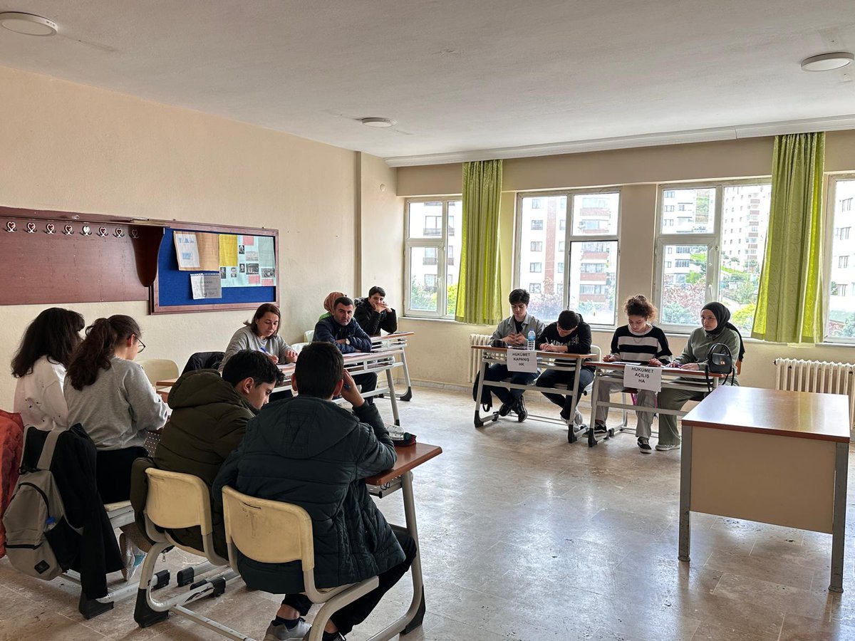 TrabzonArge's tweet photo. Müdürlüğümüz, Büyükşehir Belediyesi ve Anadolu Eğitim Kültür ve İrfan Derneği (ANADER) işbirliğinde Özdemir BAYRAKTAR anısına 26-27 Nisan 2025 tarihlerinde 88 takım - 83 jüri ile *"Parlamenter Stili Liseler Arası Münazara Yarışması"* düzenlenmiştir. Takımlarımızı tebrik ederiz. https://t.co/PbV4awF184