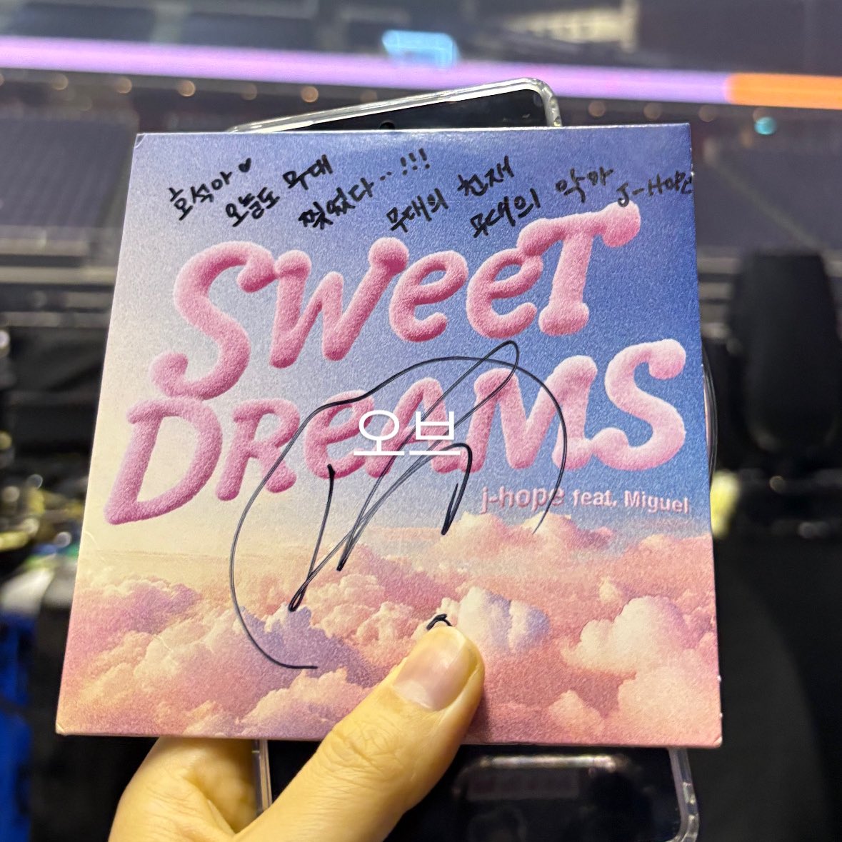 무대해줘서 고맙다고 좋은 음악 만들어줘서 고맙다고 했어요 .. 흐에엥ㅇ🫶 저건 급하게 생각나서 사인 받기 전에 후루룩 썻서요퓨ㅠㅠㅠㅠㅠㅠㅠㅠㅠ