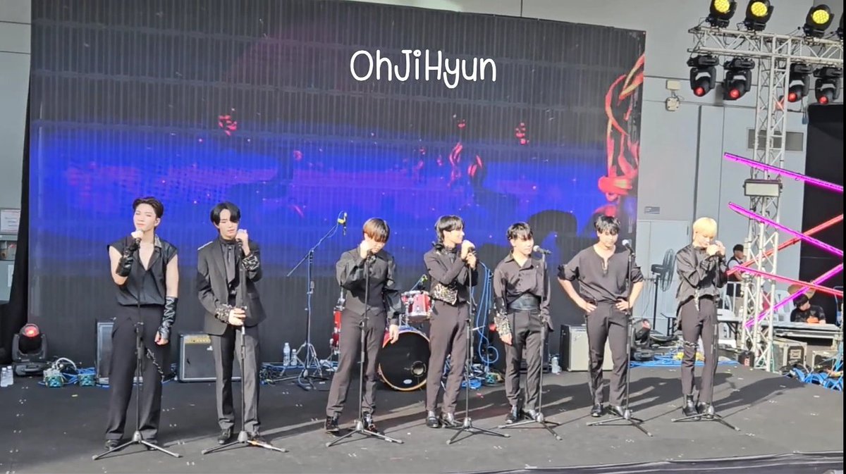 oreoh1107's tweet photo. ตุลาคม 2023 เป็นเดือนที่คุณลีดเดอร์แขนเจ็บ ต้องเข้าเฝือก ไปออก 2 งาน

งานแรกนั่งเพราะเป็นสัมภาษณ์วิทยุ
อีกงานยืนร้องเพลงปกติ ไม่มีนั่งร้องเพลงเลยแต่อย่างใด

หน้าตาแบบนี้เรียกไม่รับแขกได้มุ้ย?

#THE7 #THE7_TH https://t.co/XJLiSqBRzw