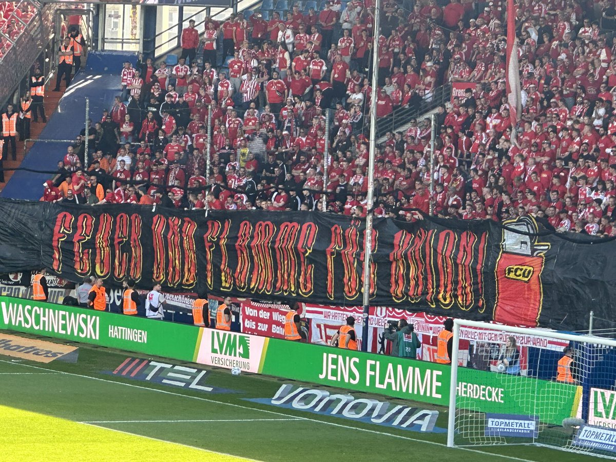paulgorgas1's tweet image. „Feuer und Flamme für Union“ Die Fans des #fcunion mit einer Feuerzeug-Botschaft kurz vor Anpfiff bei #BOCFCU