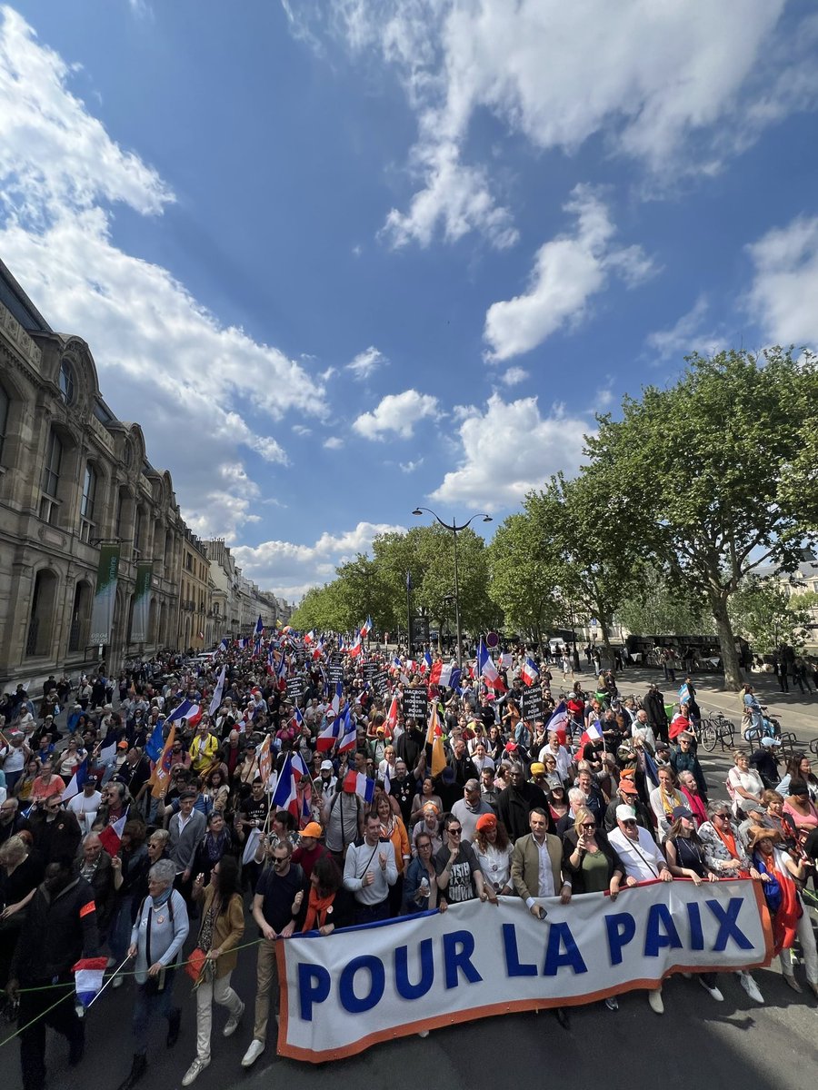 f_philippot's tweet image. La marée humaine envahit Paris en ce moment à l’appel des Patriotes pour la Paix !

On stoppe Macron on stoppe l’UE on stoppe la guerre !

Monde incroyable !!! 🇫🇷🇫🇷🇫🇷