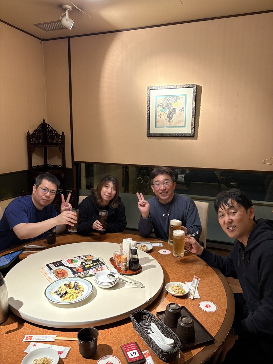 今日は小平市民大会🏓
ダブルスは早々に敗退したのですが午後のシングルスはシニアの部で優勝しました🥇✨
トータル8試合でヘロヘロです😅💦

嬉しい事にチームメイトのシブちゃんが女子一般の決勝戦でプロコーチに勝っての優勝⭐️
最近味を覚えた😋回るテーブルの中華料理店で祝勝会です🍻