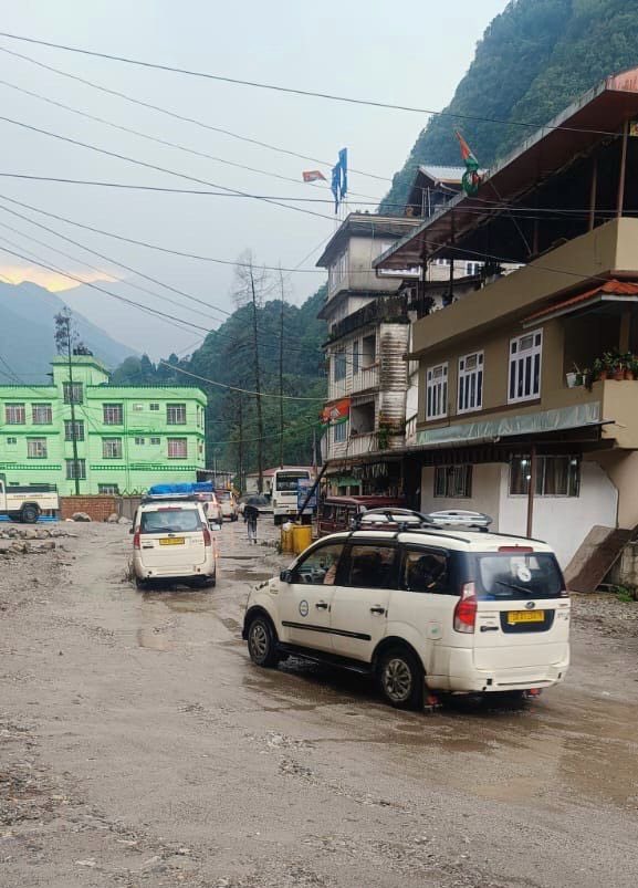 All tourists stranded in Lachen have been safely evacuated through coordinated efforts. A total of 126 tourist vehicles, including two-wheelers, departed for Lachung via Dongkha La today. Most have crossed Chungthang and are proceeding towards their respective destinations.
