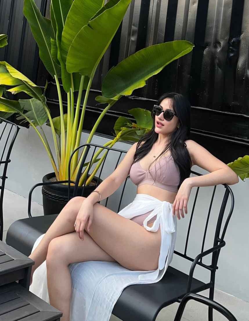 iashefalisharma's tweet image. What’s the first word you think of when you look at me? (Be honest)