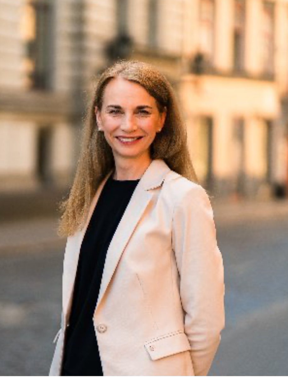 AnsisPupols's tweet photo. Kā pēc notīm.
Streipu izmeta ārā, apvienoja radio ar tv un salika “normālus, progresīvus cilvēkus” - Anitu Braunu un Sigitu Roķi, kas ir par latviešu valodas pastumšanu zem krievu zābaka.
Šlesera sapnis dzīvē!
#oligarhusarunas https://t.co/dItra8lovb
