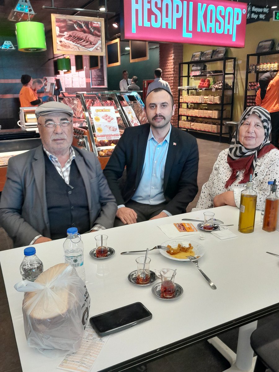 salimbilgin66's tweet photo. Yozgat dönüşünde, Yerköy teşkilatımızın kıymetli büyükleri Mehmet Emin Uyar ve Ayşe Uyar  ile  Kırıkkale köfteci Yusuftaydık. Kendileri partimizin her zaman yılmaz bekçileri olmuşlardır. Yaşlarına rağmen birçoğumuzdan daha heyecanlılar. Hayır dualarını alarak Ankara'ya dönüyorum. https://t.co/vEKt9DDNiD