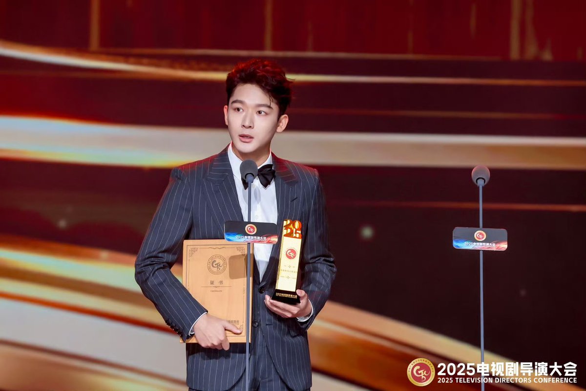 MY_DAEYI's tweet photo. “รางวัล ‘นักแสดงชายทรงอิทธิพลแห่งปี’ ความแข็งแกร่งที่สะสมมา ทำให้แสงสว่างเปล่งประกายออกมา ความอิทธิพลนี้มาจากการสร้างตัวละครที่มั่นคงในทุกๆ บทบาท มาจากการขัดเกลาทุกฉากอย่างสุดความสามารถ รอคอยให้จางหว่านอี้ยังคงใช้ผลงานดีๆ ในการพูดคุยกับผู้ชมต่อไป” แคปชั่นแอคอฟช https://t.co/W29aIwDBX7