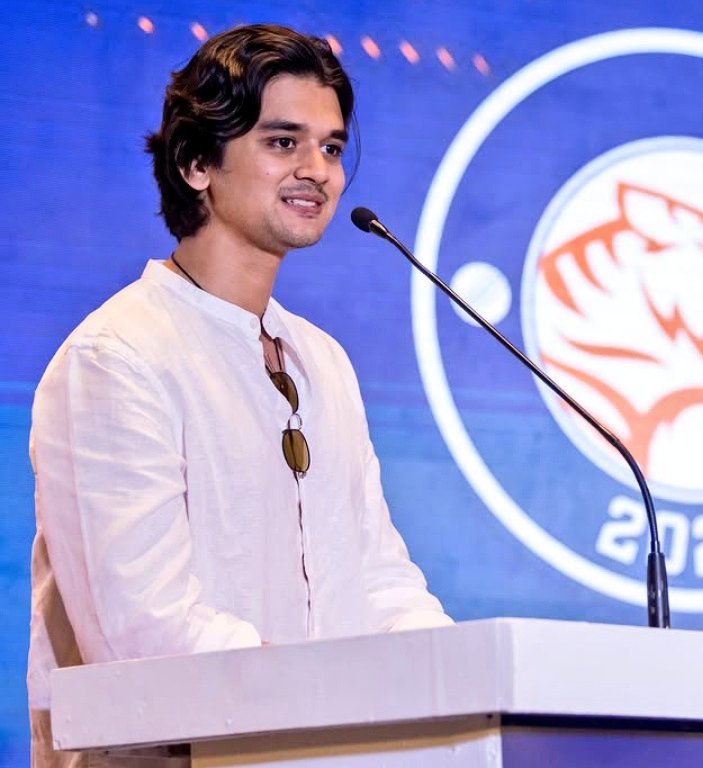 Shivamrangesh's tweet photo. When Yuvraj Mahanaryaman Scindia addressed the draft, it wasn't just a speech - it was an experience of nobility ๐
#mpleague #madhyapradesh
@AScindia @JM_Scindia @Officejmscindia https://t.co/de5u5HcOXc