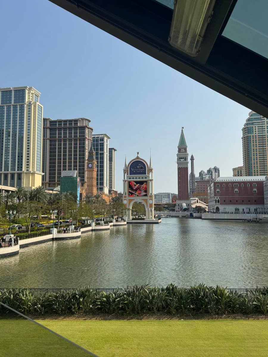 Who all are happy today on Sunday?