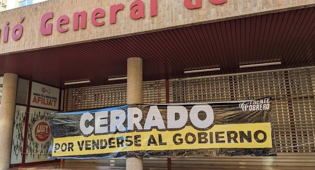 frenteobreroesp's tweet photo. 🔴 Acción en la sede de UGT en Valencia.

Hoy hemos cerrado su sede:  Por venderse al Gobierno y traicionar a los trabajadores.

Este 1° de mayo, tú también puedes decírselo a la cara. Nos vemos frente a su sede en Madrid. Que caigan todos. https://t.co/nevMQPEZbi
