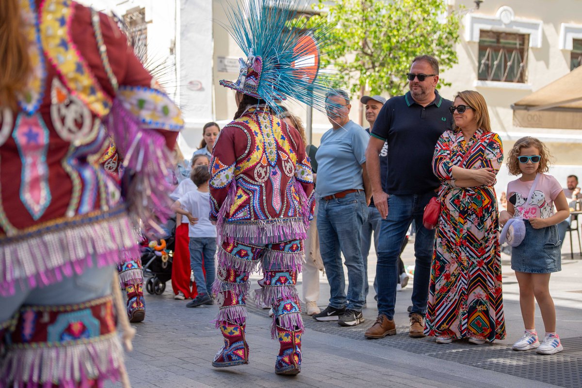 🎭 Esta mañana ha tenido lugar el Desfile de los grupos de pasacalles de la ciudad que nos han mostrado sus bailes y coreografías coincidiendo con las actividades del Día Internacional de la Danza. El alcalde <a href="/arosuna/">Antonio R. Osuna</a> y la delegada de Festejos <a href="/aragoli/">Ana Aragoneses Lillo</a> no han querido perdérselo